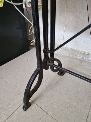 Mesa ovalada mármol y hierro forjado recogida sant