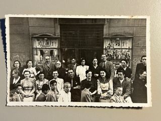 Fotografía antigua grupo tienda modista