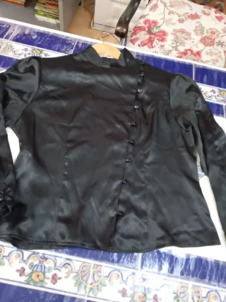 Blusa negra satinada italiana