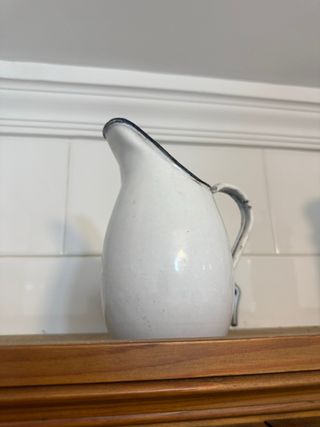 Jarrón decorativo blanco metal