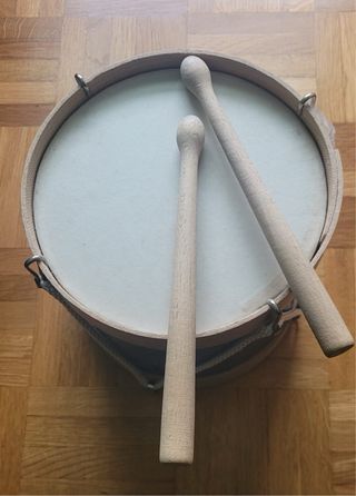 Tambor de madera con baquetas