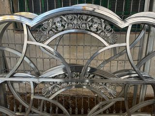 Cama antigua de níquel con diseño floral