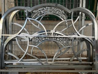 Cama antigua de níquel con diseño floral