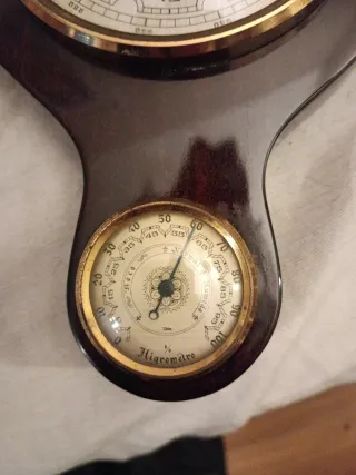 Barómetro antiguo de pared