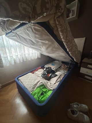 Canapé y cabecero de tela y madera