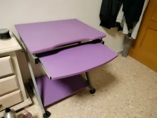 Escritorio morado con bandeja