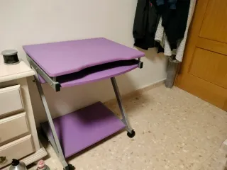 Escritorio morado con bandeja