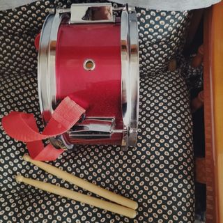 Tambor español rojo con baquetas
