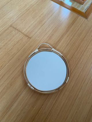 Espejo redondo de mimbre con asa