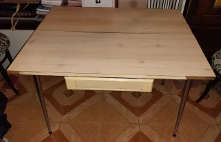 Mesa de cocina antigua madera y metal