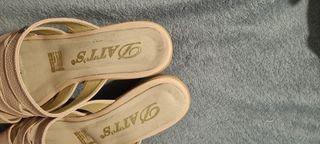 Sandalias D'atts Piel Beige y Doradas