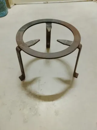 Trípode para barbacoa de metal