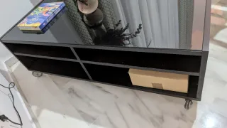 Mesa centro negra con ruedas y cristal