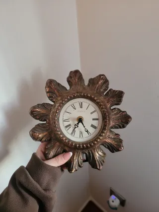Reloj decorativo dorado