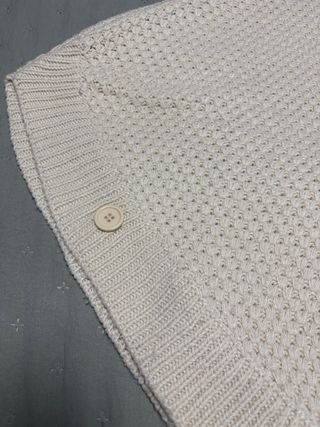 Capa de punto con capucha y botones