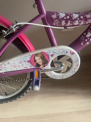 Bicicleta niña violeta con cesta