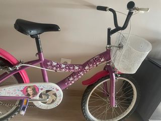 Bicicleta niña violeta con cesta
