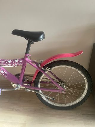 Bicicleta niña violeta con cesta