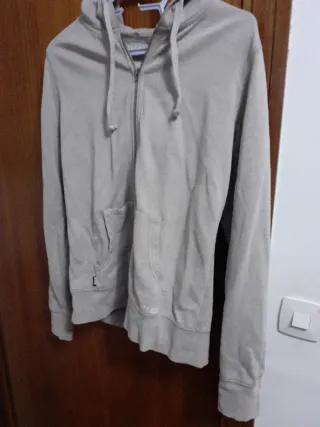 Chaqueta deportiva con capucha y cremallera