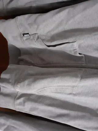 Chaqueta deportiva con capucha y cremallera