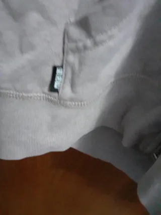 Chaqueta deportiva con capucha y cremallera