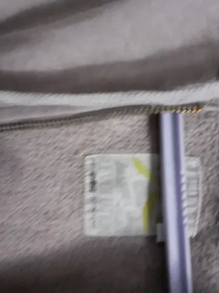 Chaqueta deportiva con capucha y cremallera