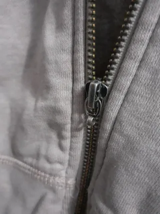 Chaqueta deportiva con capucha y cremallera