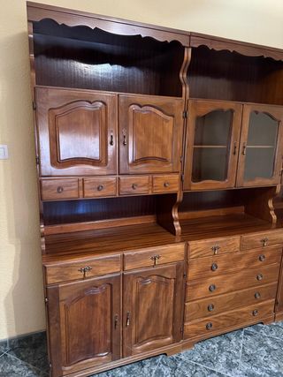 Mueble de salón clásico madera y cristal