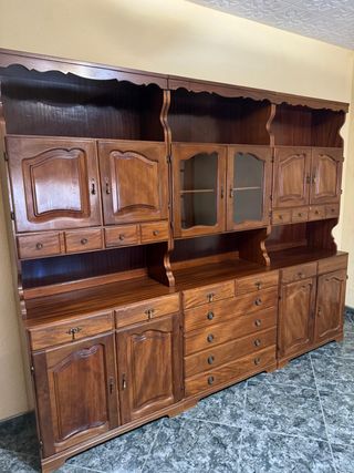 Mueble de salón clásico madera y cristal