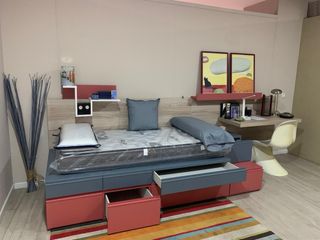 Dormitorio juvenil, colchón y escritorio