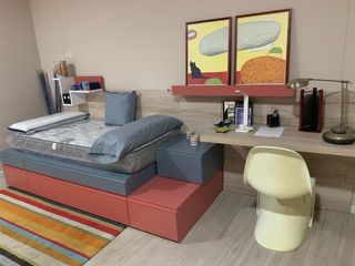 Dormitorio juvenil, colchón y escritorio