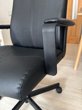 Silla de oficina con reposabrazos