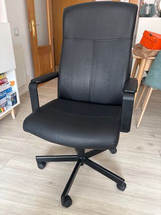 Silla de oficina con reposabrazos
