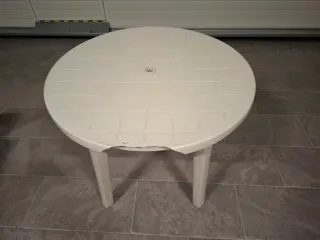 Mesa y 2 Sillas de Plástico Blanco