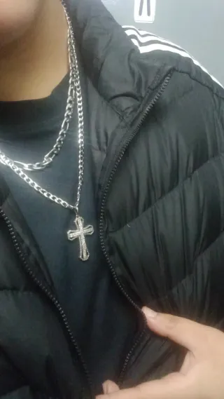 Collar con colgante de cruz plateada