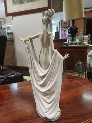 Lladro Grand Dame Dama Porcelana