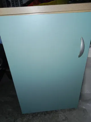 Mueble bajo dos estantes