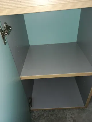 Mueble bajo dos estantes