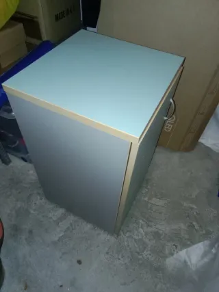Mueble bajo dos estantes