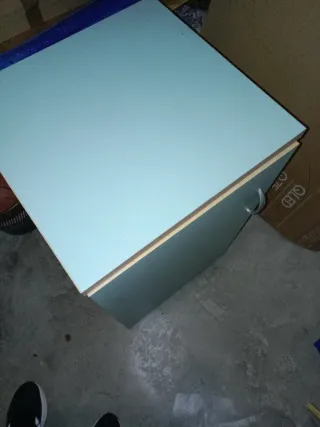 Mueble bajo dos estantes