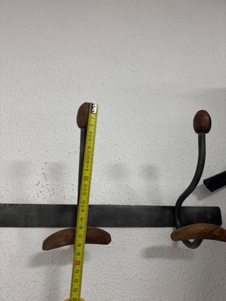 Perchero de pared metal y madera