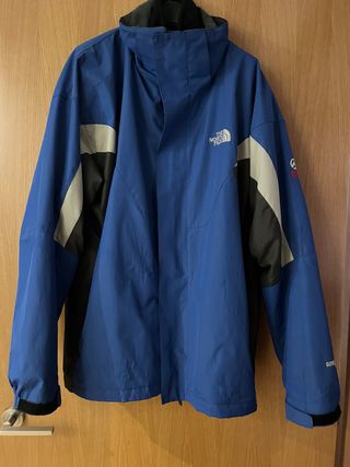 Chaqueta The North Face azul y gris