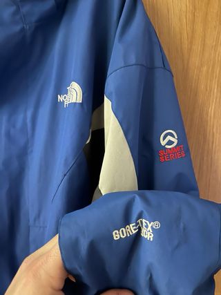 Chaqueta The North Face azul y gris