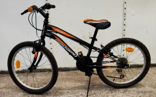 Bicicleta infantil negra y naranja
