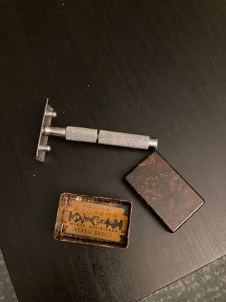 Afeitadora antigua con caja y cuchillas