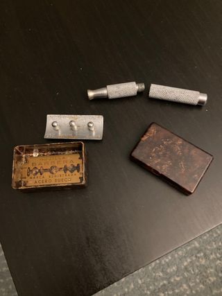 Afeitadora antigua con caja y cuchillas