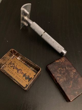 Afeitadora antigua con caja y cuchillas