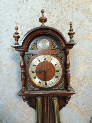 Reloj de pared antiguo de madera