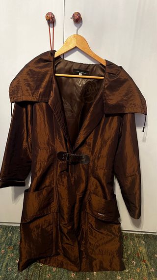 Gabardina marrón con estilo