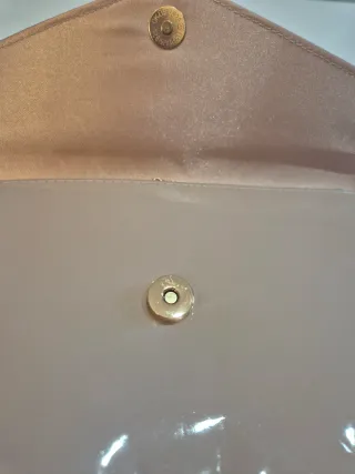 Bolso de mano beige con adorno metálico